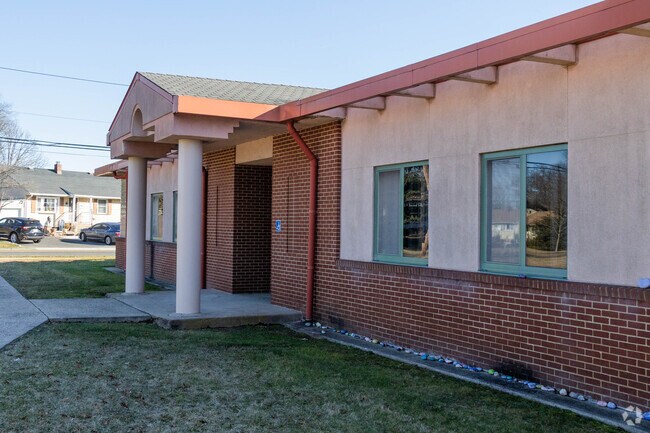 Knollwood Elementary School enjoys above average test scores.