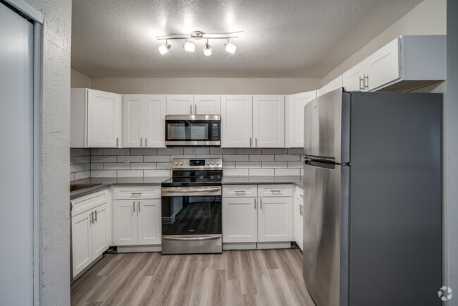 2 BR, 2 BA - 948SF