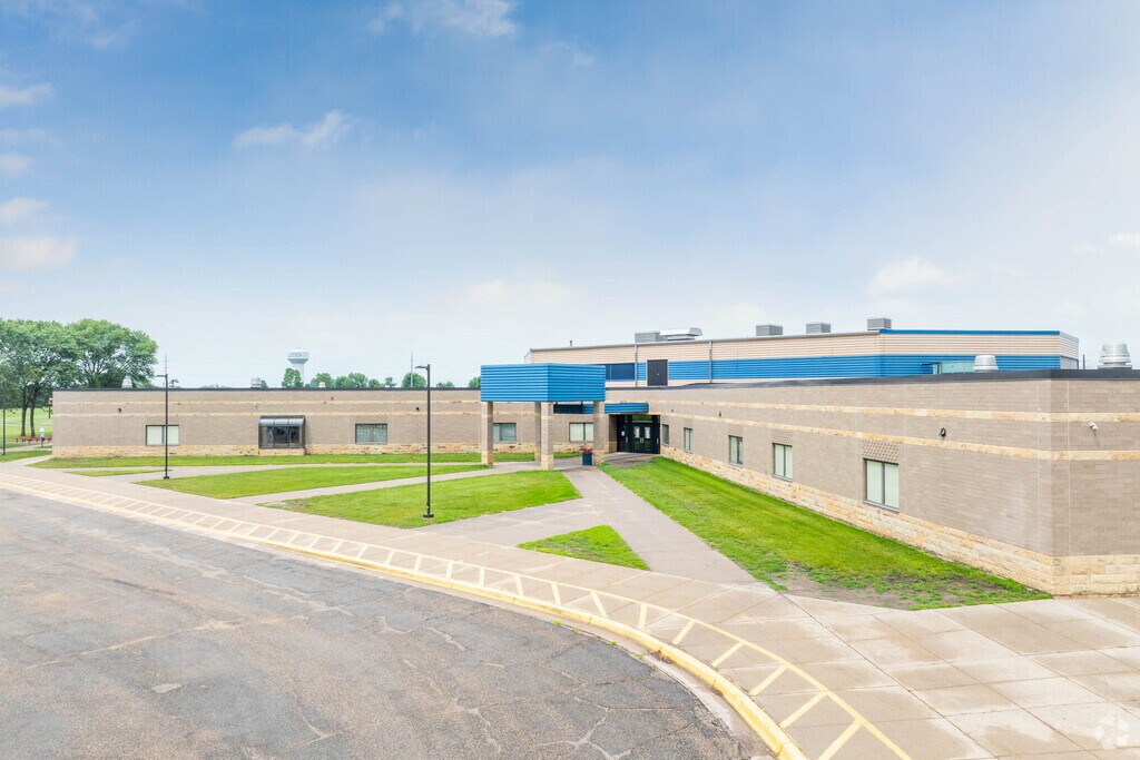 Dakota Meadows Middle School in North Mankato, MN, serves 913 students in grades 6-8.