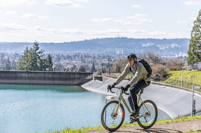 Mount Tabor park offers trail hiking and cycling activities near the South Tabor neighborhood.