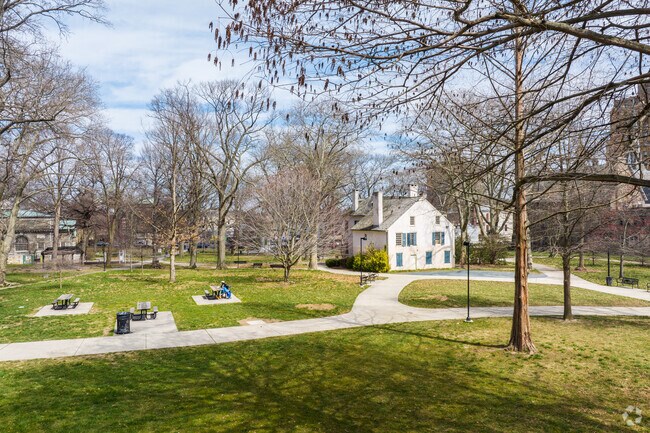 Vernon Park Grassy area and walking paths