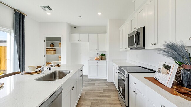 8419 Lismore Castle Dr, Bakersfield, CA 93311 - photo 5