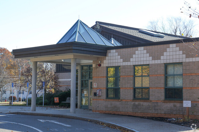Cove Elementary School is located in the Cove neighborhood of Beverly.