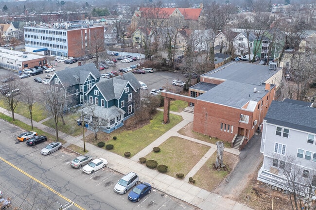 Find the eshiva Gedolah Rabbinical Institute at 300 Norton St, New Haven, CT 06511.