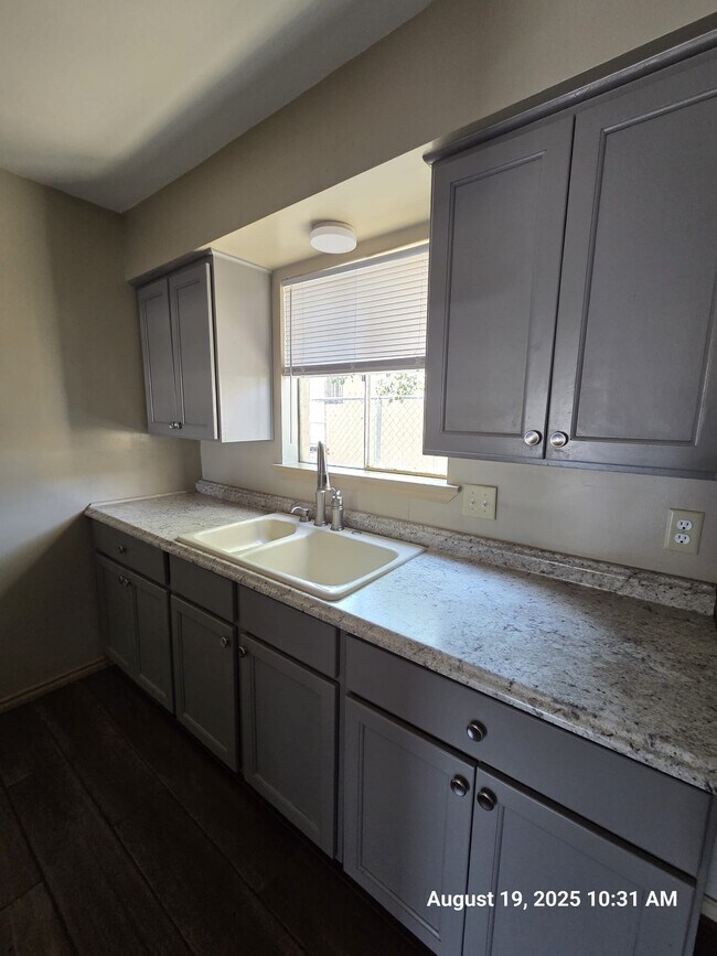 605 Bustamante St unit 1, Laredo, TX 78041 - photo 3