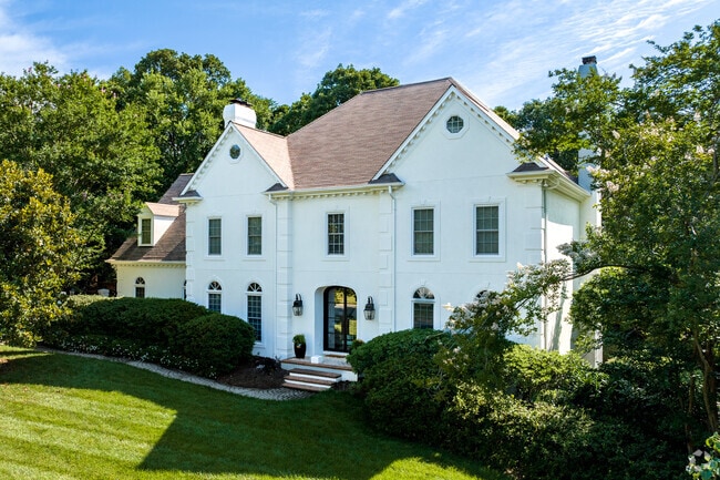 It's not hard to find many  Millennium mansions in the Hembstead neighborhood.