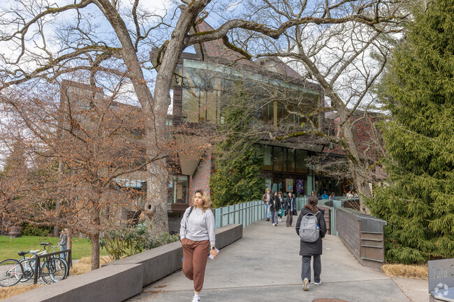 Wellesley College in Wellesley Square offers students an impressive 500 acre campus.
