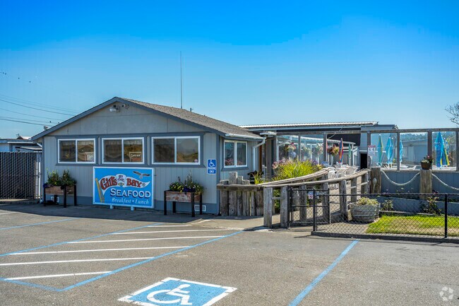 Gill’s By the Bay serves up breakfast and lunch meals in Fields Landing.