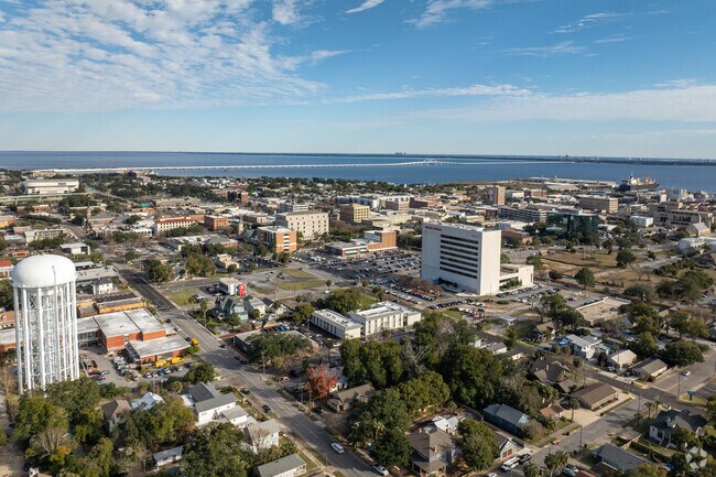Residents of Midway Santa Rosa and Plantation Hills enjoy close proximity to Pensacola’s many amenities.
