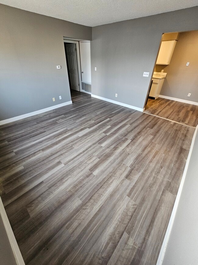 1229 Ravenwood Rd unit 3, Waterloo, IA 50702 - photo 6