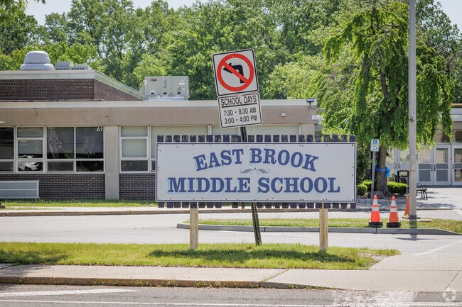 East Brook Middle School is an above average public school in Paramus, NJ.