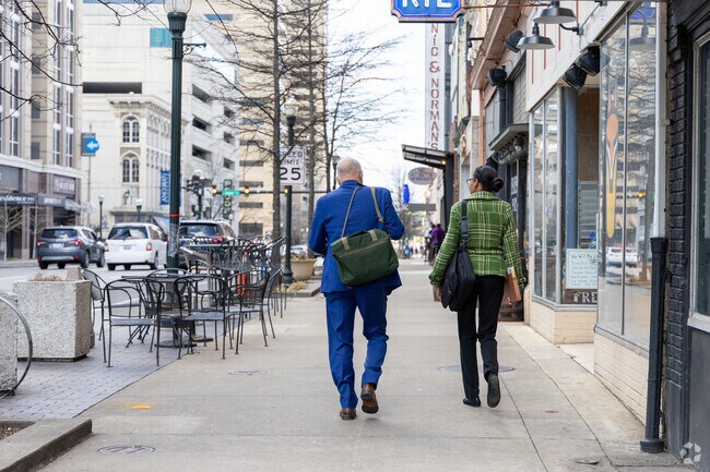 Lansdowne is conveniently located near shops and a quick drive into Downtown Lexington.