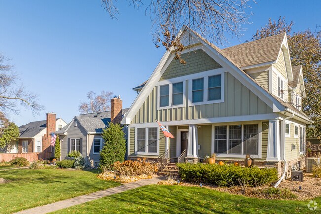 There is a variety of home types in Grandview.