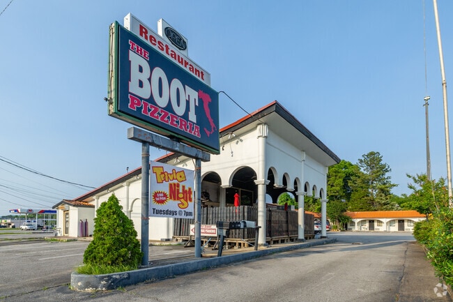 The Boot Pizzeria servies authentic Italian cuisine in Huntsville.