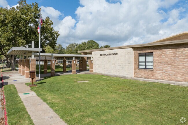 Central Elementary School provides curriculum for grades K-5 in the Angleton area.