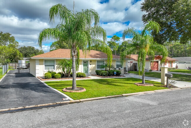 This beautiful single family home is on Aspen Court in Greater Daytona.