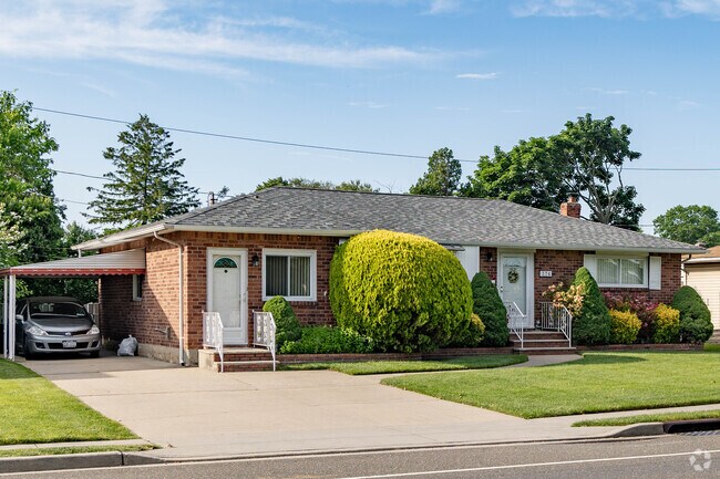 One of the most popular style homes in Hicksville is ranch style homes.