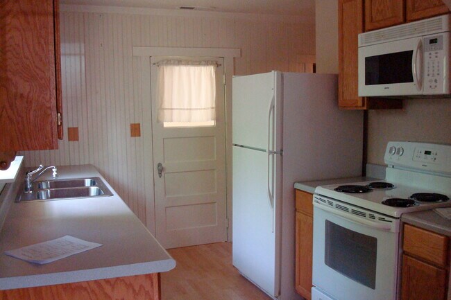 44 N 3rd St, Creswell, OR 97426 - photo 4