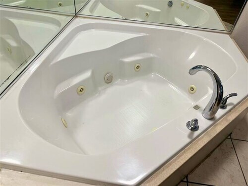 4645 N Socrum Loop Rd unit King Jacuzzi Suite, Lakeland, FL 33809 - photo 7