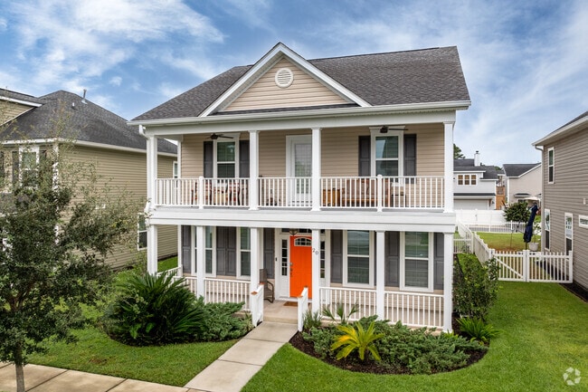 Some of the homes in Bluffton Park have large double-decker front porces.