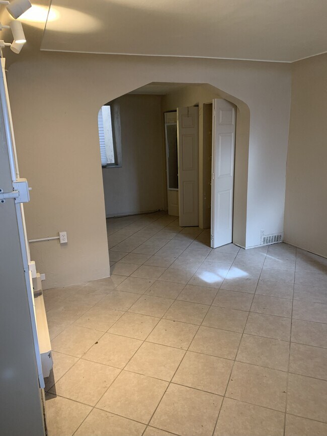 2009 N Vine St unit 4, Denver, CO 80205 - photo 3