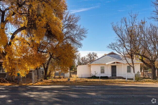 In Saint David there are no sidewalks or public transportation, and roads can be unpaved.