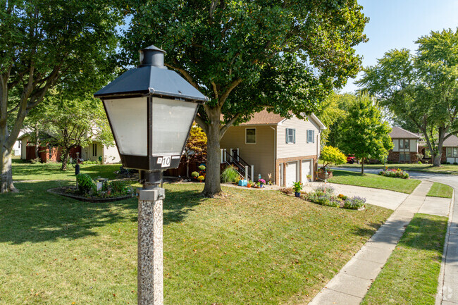Cresthaven is known for it street lamps lining the sidewalks.