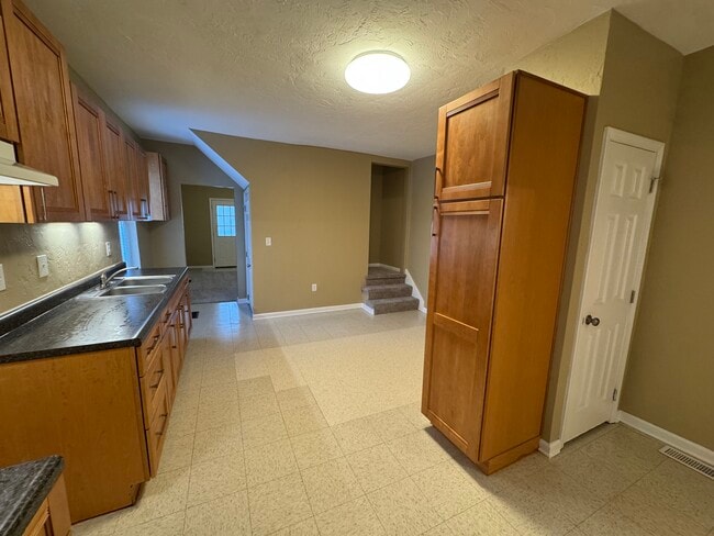 114 W Berkeley St, Uniontown, PA 15401 - photo 4