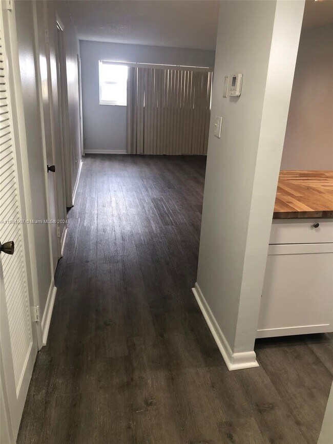 220 SW 9th Ave Unit 210, Hallandale Beach, FL 33009