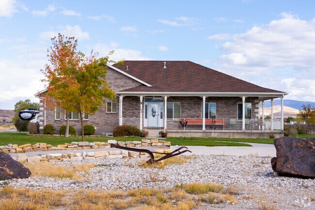 Some ranch style homes in Centerfield offer large yards and front porches.