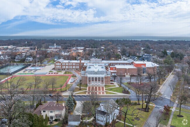 Central School is located in the heart of Glencoe, IL.