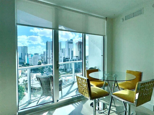 185 SW 7th St unit 1402, Miami, FL 33130 - photo 2