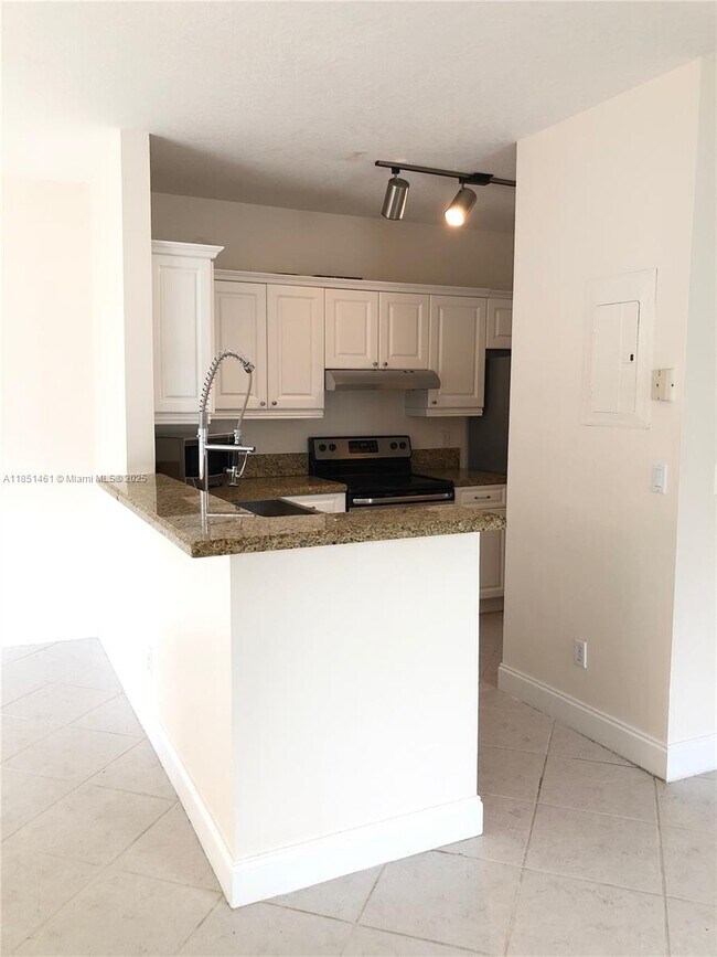 16145 Emerald Cove Rd, Weston, FL 33331 - photo 3