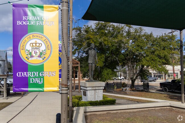 Families gather at Tammany Trace Trailhead for fun and live music.
