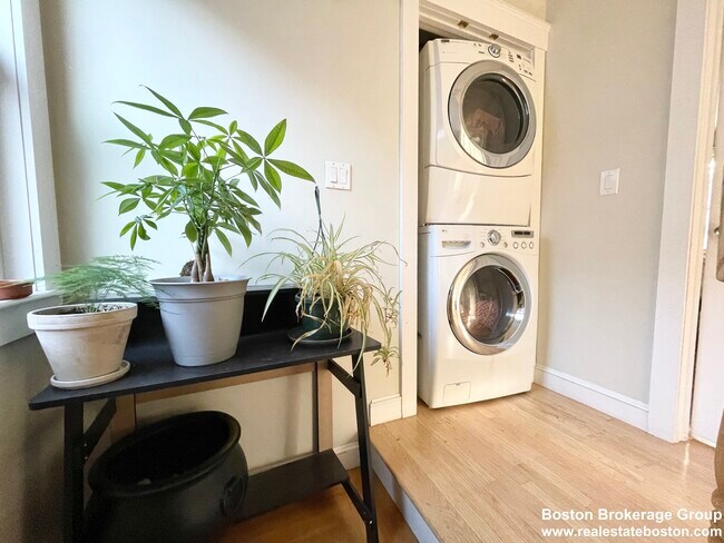 23 Iroquois St unit 1, Roxbury Crossing, MA 02120 - photo 7