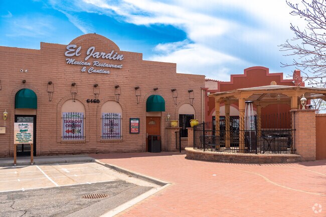 The outdoor courtyard at El Jardín has a fire pit for cozy evening meals in Commerce City.