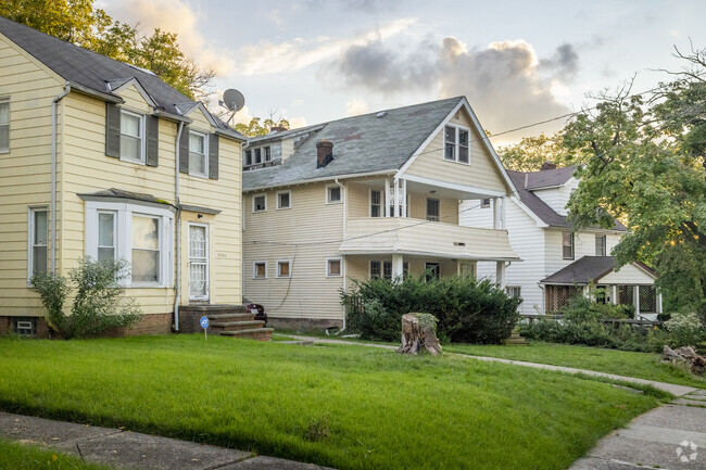 You’ll love taking evening walks when living in Euclid-Green.