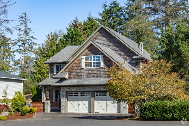 Find cottages and bungalows with garages near the sea in Woodland Park.