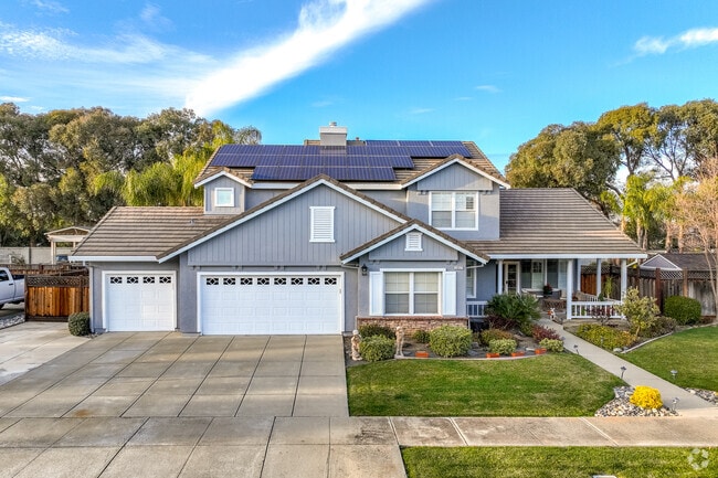 Large and comfortable homes can be found all around in the Tapestry neighborhood.