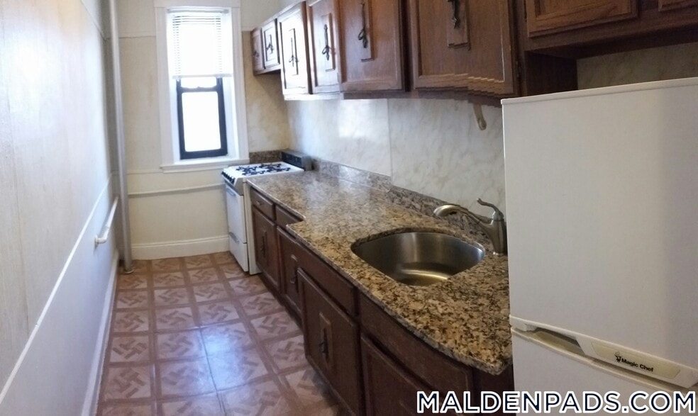 17-19-19 Washington St unit 304, Malden, MA 02148 - photo 1