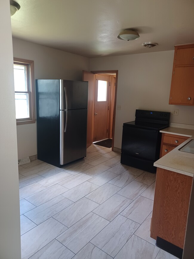 211 W Decorah Rd, West Bend, WI 53095 - photo 6