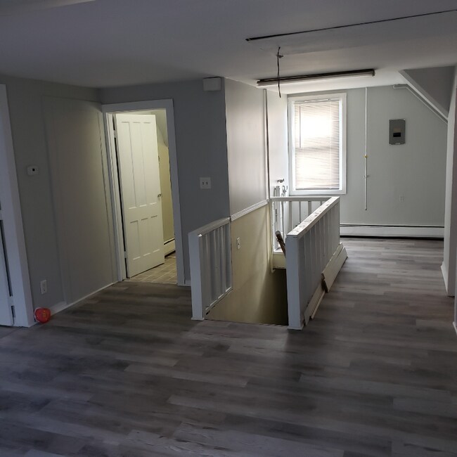 10 6th St unit 3rd, Derby, CT 06418 - photo 4