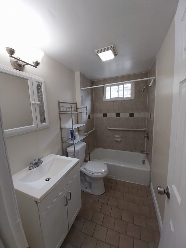 244 E Hanover St unit 2 bedrooms apartment, Trenton, NJ 08608 - photo 2