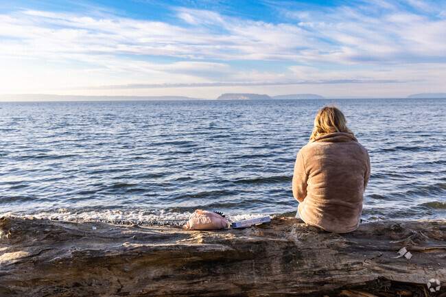 Relax by the water on the peaceful beaches of nearby Harborview-Seahurst-Glenhaven.