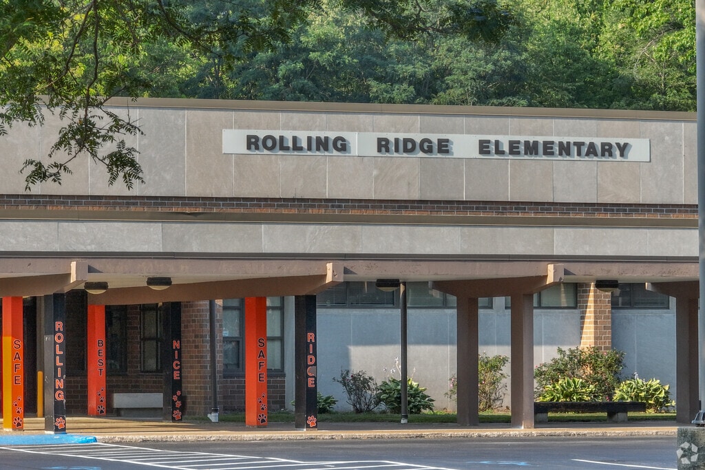 Rolling Ridge Elementary School has 474 students.