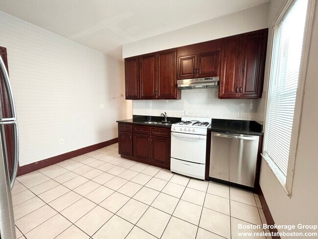 24 Maryland St unit 2, Dorchester, MA 02125 - photo 2