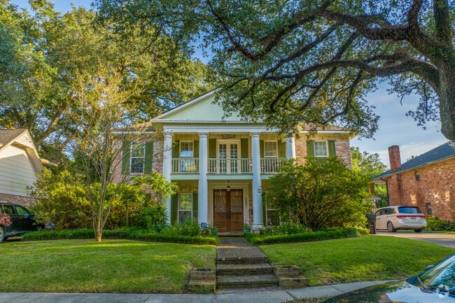 The Old Aurora neighborhood has beautiful old Colonial homes in New Orleans.