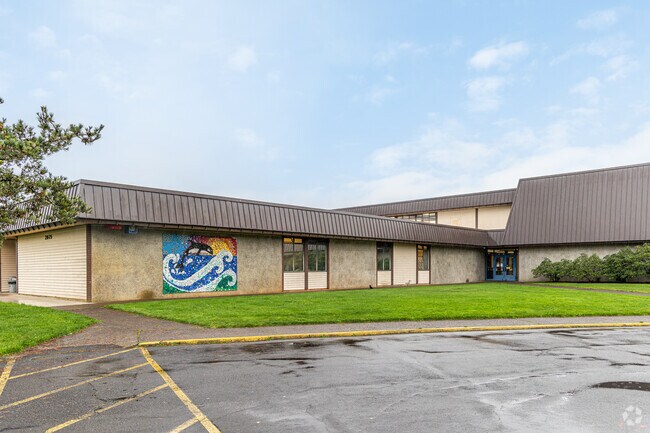 High school students in Heceta Beach attend Siuslaw High School.