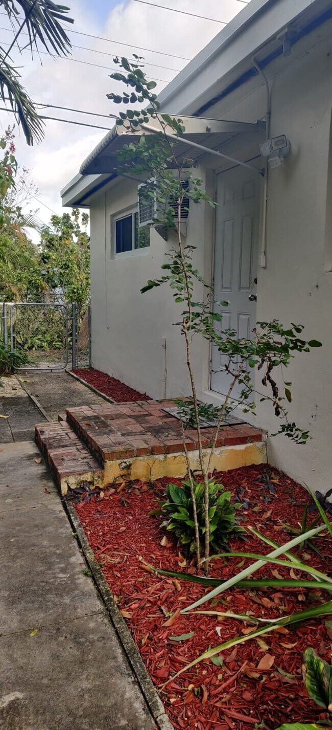 1511 NE 160th St, North Miami Beach, FL 33162