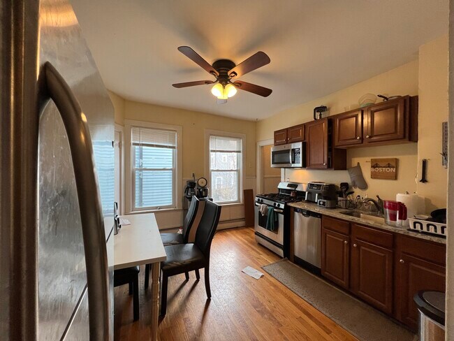 69 Cedar St unit 2L, Somerville, MA 02143 - photo 4
